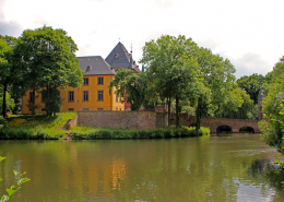 wasserschloss burgau © wandernder weltreisender wikimediaorg · cc by sa 30