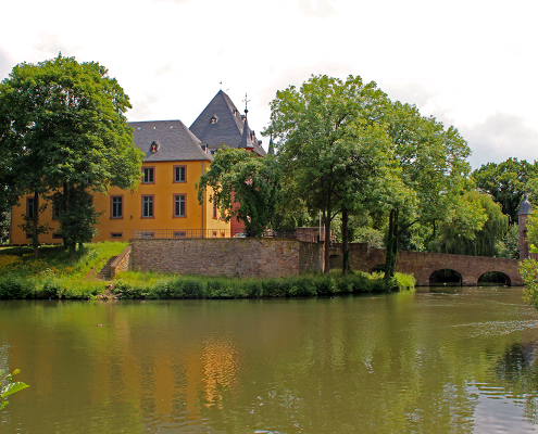 wasserschloss burgau © wandernder weltreisender wikimediaorg · cc by sa 30